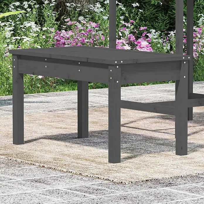 Furnicato Gartenbank Kiefer-Massivholz - B x T x H: 80 x 44 x 45 cm, Graue Kiefer - Dunkelgrauer Holztisch für den Außenbereich mit offener Basis auf einer Terrasse mit Pflanzen.