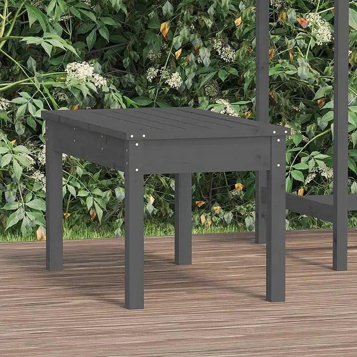 Furnicato Gartenbank Kiefer-Massivholz - B x T x H: 80 x 44 x 45 cm, Graue Kiefer - Dunkelgrauer Gartentisch aus Holz mit Lattenplatte auf einer Holzterrasse.