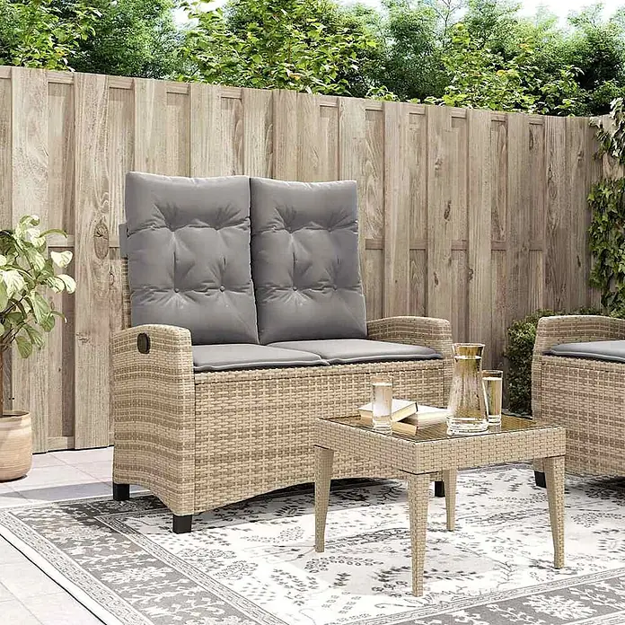 Furnicato Gartenbank - B x T x H: 66 x 90 x 93 cm, Beige und Grau - Helles beigefarbenes Rattan-Gartensofa mit grauen Kissen und passendem quadratischem Couchtisch auf einem Terrassenteppich.