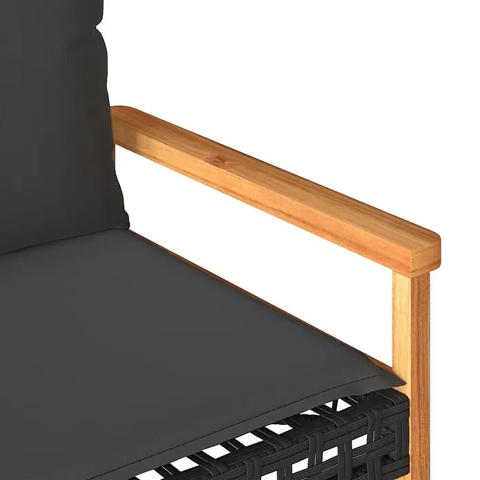 Furnicato Gartenbank - B x T x H: 61 x 119 x 79 cm, Schwarz - Nahaufnahme eines Stuhls mit schwarzem Geflecht, schwarzen Kissen und hölzerner Armlehne.