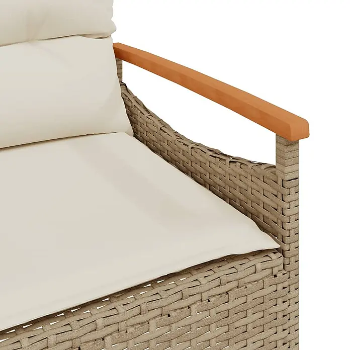 Furnicato Gartenbank PE-Rattan - B x T x H: 116 x 62,5 x 74 cm, Beige - Nahaufnahme eines beigen Outdoor-Sofas aus Korbgeflecht mit cremefarbenen Kissen und Holzarmlehnen.