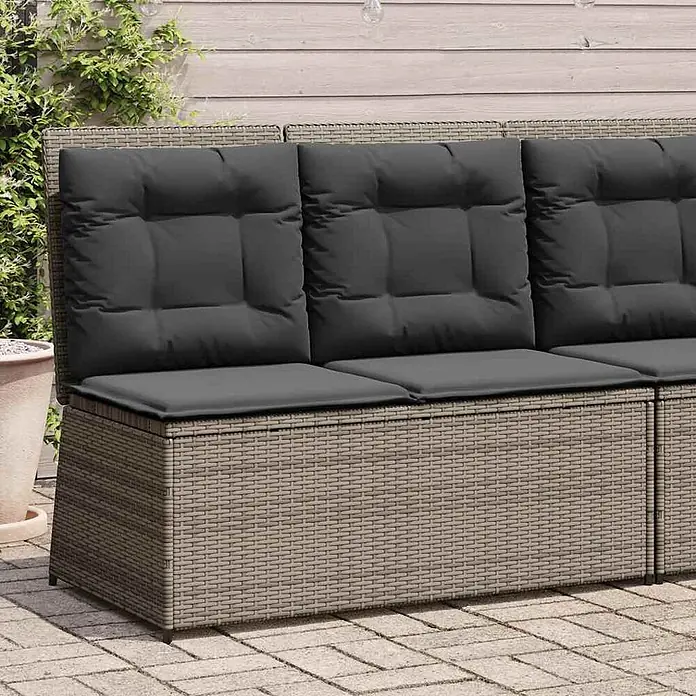 Furnicato Gartenbank - B x T x H: 95 x 108 x 95 cm, Grau - Heller geflochtener Rattan-Gartensofa-Abschnitt mit dunkelgrauen Kissen.