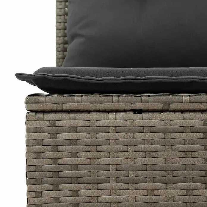 Furnicato Gartenbank - B x T x H: 95 x 108 x 95 cm, Grau - Nahaufnahme eines grauen Rattan-Stil Outdoor-Sessels mit dunkelgrauen Sitz- und Rückenkissen.