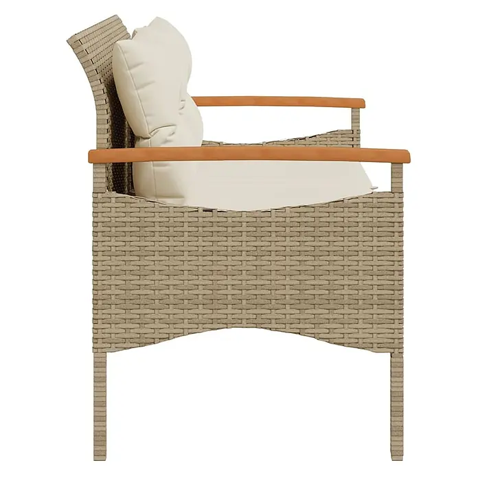 Furnicato Gartenbank PE-Rattan - B x T x H: 116 x 62,5 x 74 cm, Beige - Geflochtener Rattan-Gartenstuhl mit Holzarmlehnen und cremefarbenen Kissen.