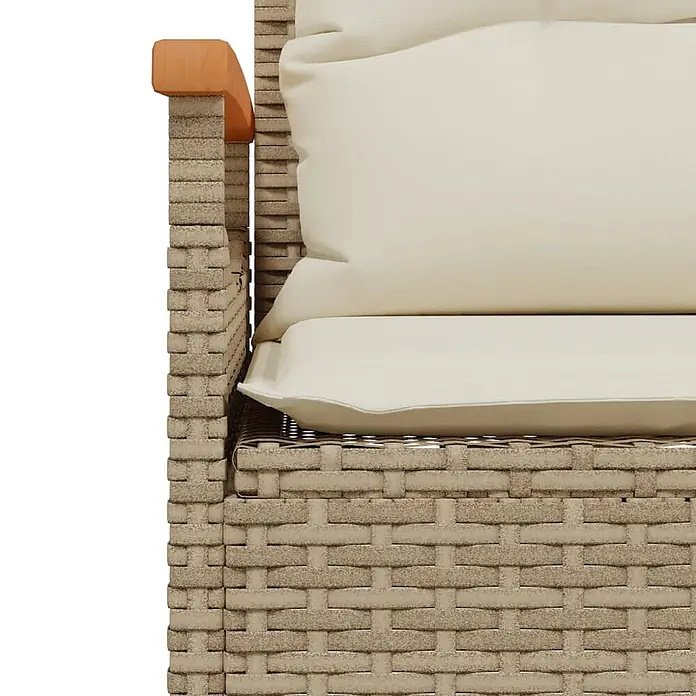 Furnicato Gartenbank PE-Rattan - B x T x H: 116 x 62,5 x 74 cm, Beige - Nahaufnahme eines beigen geflochtenen Outdoor-Stuhls mit cremefarbenen Kissen und Holzarmlehnenakzent.