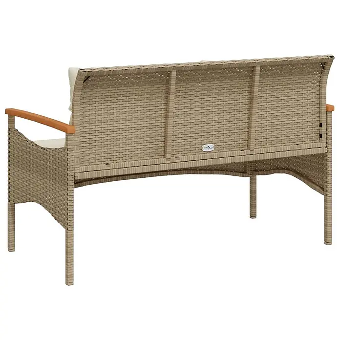 Furnicato Gartenbank PE-Rattan - B x T x H: 116 x 62,5 x 74 cm, Beige - Beige geflochtene Rattan-Gartenbank für 2 Personen mit Holzarmlehnen und cremefarbenen Kissen, von hinten gesehen.