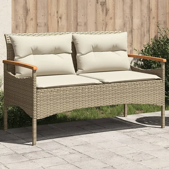 Furnicato Gartenbank PE-Rattan - B x T x H: 116 x 62,5 x 74 cm, Beige - Zweisitziges Outdoor-Sofa aus beigem Rattan mit cremefarbenen Kissen und Holzarmlehnen, auf einer Terrasse.
