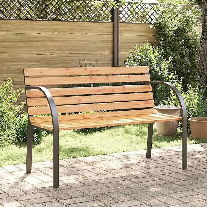 Furnicato Gartenbank Chinesisches Tannenholz - Braun - Gartenbank aus Holz mit dunklem Metallrahmen und Armlehnen, auf einer Terrasse im Garten.