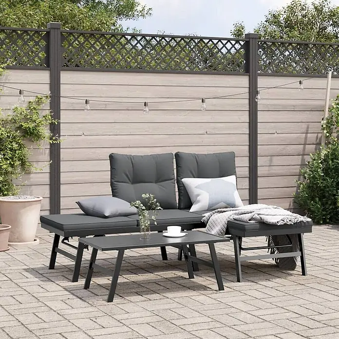 Furnicato Gartenbank pulverbeschichtet Anthrazit - B x T x H: 165 x 110 x 76 cm, Schwarz - Dunkelgraue Outdoor-Lounge-Sitzgruppe mit Zweisitzer-Sofa, Couchtisch und Hocker auf einer Terrasse.