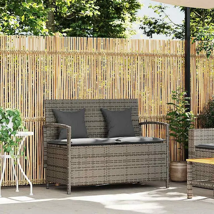 Furnicato Gartenbank - B x T x H: 111 x 56 x 87 cm, Grau und Dunkelgrau - Graue Outdoor-Aufbewahrungsbank aus Korbgeflecht mit dunkelgrauen Kissen.