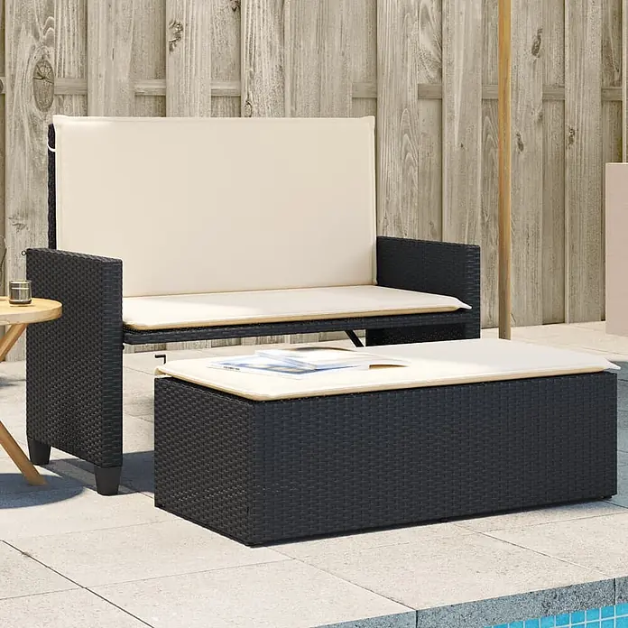 Furnicato Gartenbank - B x T x H: 55 x 55 x 97 cm, Schwarz - Schwarzes Rattan-Loungesofa mit cremefarbenen Kissen und passendem Stauraumtisch auf einer Terrasse am Pool.