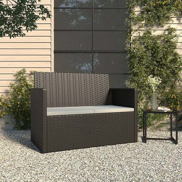 Furnicato Gartenbank - Schwarz - Dunkelbraune Rattan-Gartenbank mit hellen Kissen, bietet Sitzgelegenheit und Stauraum im Freien.