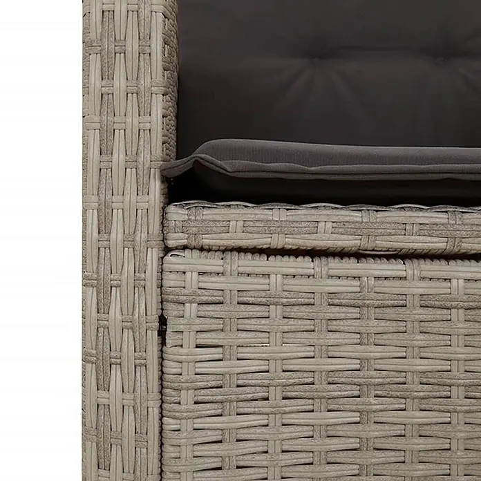 Furnicato Gartenbank - B x T x H: 59 x 86 x 93 cm, Hellgrau - Nahaufnahme von hellgrauen Rattan-Look Outdoor-Möbeln mit dunkelgrauen Kissen.