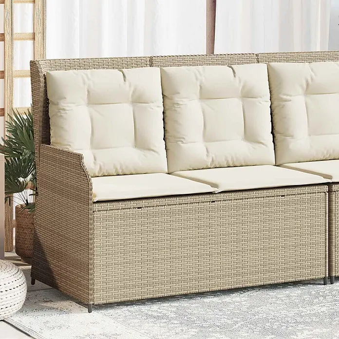 Furnicato Gartenbank Poly-Rattan - B x T x H: 108 x 110 x 95 cm, Beige und Cremeweiß - Beiges Polyrattan-Gartenssofa mit cremefarbenen Kissen in einer Terrassenumgebung.