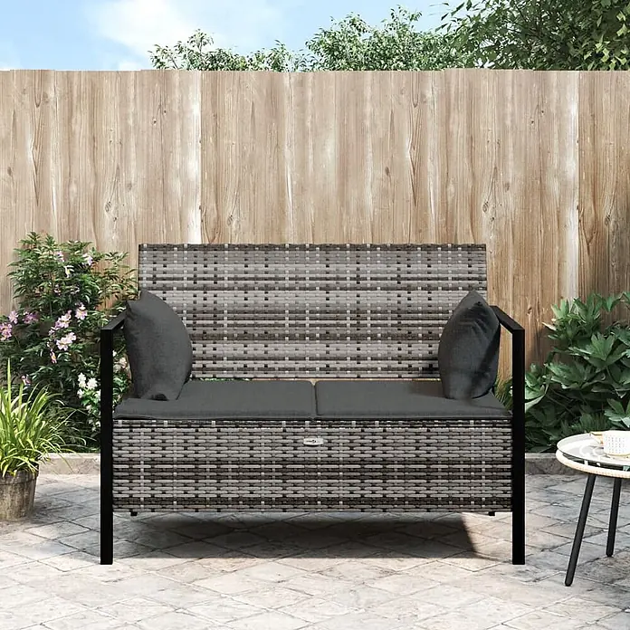 Furnicato Gartenbank - Grau - Graue Rattan-Gartenbank mit dunklen Kissen auf einer Terrasse. Bietet bequeme Sitzgelegenheiten im Garten.