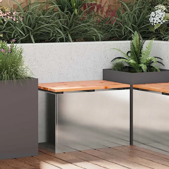 Furnicato Gartenbank Douglasienholz lackiert - B x T x H: 40 x 60 x 43 cm, Edelstahl - Modulares Outdoor-Pflanzkasten- und Banksystem mit dunkelgrauen Pflanzgefäßen, hellen Holzsitzen und gebürsteten Edelstahlbasen auf Holzdeck.