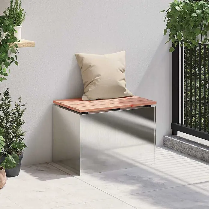 Furnicato Gartenbank Douglasienholz lackiert - B x T x H: 40 x 60 x 43 cm, Edelstahl - Edelstahl-Aufbewahrungsbank mit Holzlatten-Sitzfläche und beigem Kissen auf einem Balkon.