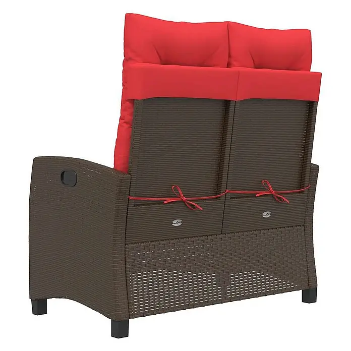 Furnicato Gartenbank - B x T x H: 105 x 90 x 93 cm, Braun - Braunes Rattan-Doppelsitz-Gartensofa mit roten Rückenkissen, von hinten gesehen, mit geflochtener Textur und Kissenbändern.