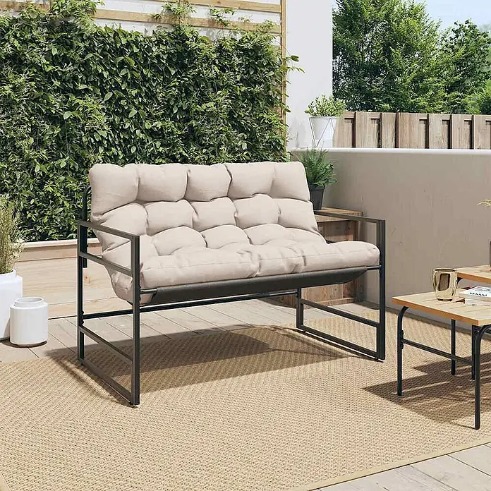 Furnicato Gartenbank - Taupe - Outdoor-Sofa mit schwarzem Metallrahmen und cremefarbenen getufteten Kissen auf einem Terrassenteppich.