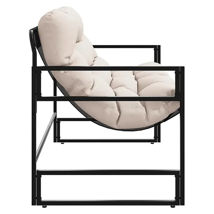 Furnicato Gartenbank - Taupe - Bequemer Sessel mit schwarzem, quadratischem Metallrahmen und plüschigen, gesteppten, hellbeigen Kissen.