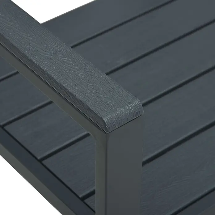 Furnicato Gartenbank HDPE Holz-Optik - B x T x H: 120 x 64 x 78 cm, Grau - Nahaufnahme einer dunkelgrauen Outdoor-Möbelarmlehne mit Holzmaserung und Sitzfläche mit Lattenstruktur.