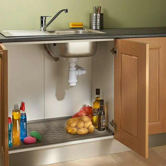Protector para muebles bajo fregadero - 80 x 50 cm - Un mueble bajo el fregadero con puertas de madera abiertas, debajo del fregadero, ofrece espacio para productos de limpieza, papas y botellas de aceite.