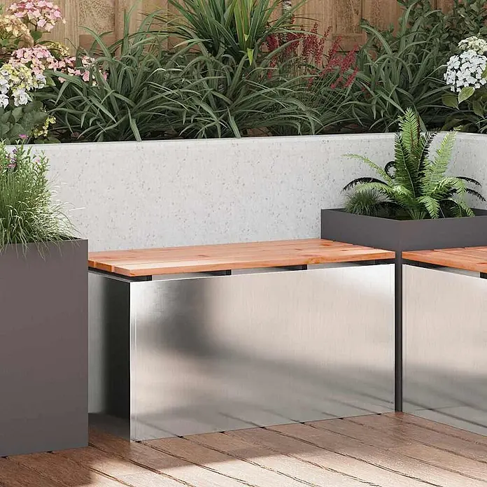 Furnicato Gartenbank - B x T x H: 40 x 40 x 43 cm, Edelstahl - Modulare Gartenbank mit Holzsitzen, gebürsteten Edelstahlfüßen und dunkelgrauen Pflanzgefäßen im Gartenambiente.