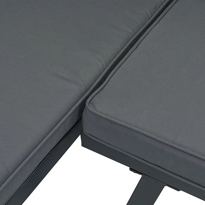 Furnicato Gartenbank pulverbeschichtet Anthrazit - B x T x H: 173 x 118 x 76 cm, Schwarz - Zwei dunkelgraue Outdoor-Kissen mit Paspelierung auf einem anthrazitfarbenen Möbelgestell, zeigt eine Eckverbindung.