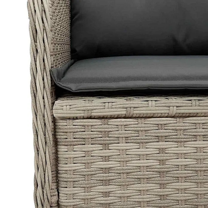 Furnicato Gartenbank - B x T x H: 95 x 110 x 95 cm, Hellgrau - Nahaufnahme eines hellbeigen geflochtenen Korbstuhls mit dunkelgrauen Sitz- und Rückenkissen.