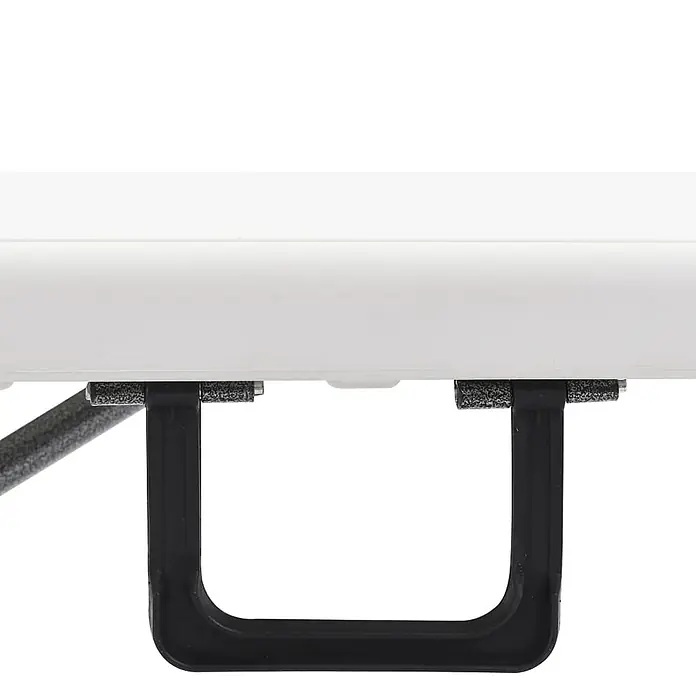 Furnicato Gartenbank HDPE - B x T x H: 26 x 180 x 42 cm, Weiß - Unterseite eines weißen Klapptisches mit schwarzem Griff und grauem Metallbein.