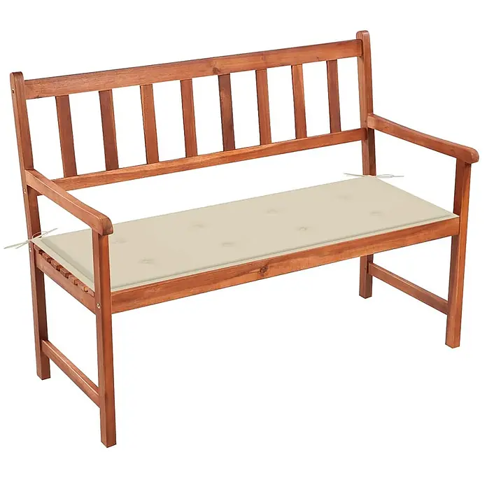 Furnicato Gartenbank Akazienholz geölt - B x T x H: 58 x 120 x 90 cm, Creme - Eine braune Holz-Gartenbank mit Lamellenlehne und Armlehnen, ergänzt durch ein rechteckiges, getuftetes, beiges Sitzkissen.