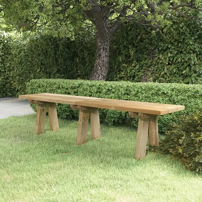 Furnicato Gartenbank - Braun - Gartenbank aus Naturholz in einer üppig grünen Außenumgebung.