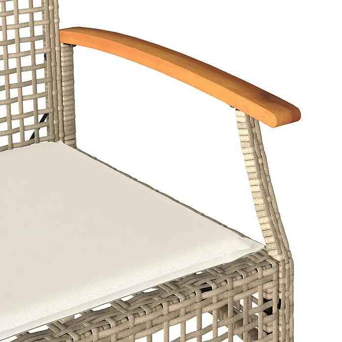 Furnicato Gartenbank - Beige - Beigefarbener Korbstuhl mit cremefarbenem Kissen und Holzarmlehne.