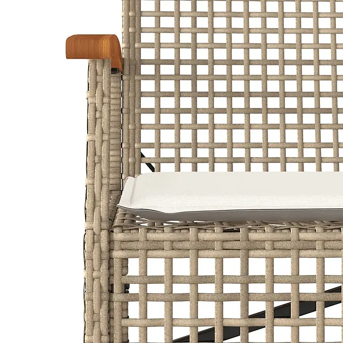 Furnicato Gartenbank - Beige - Beigefarbener Korbsessel mit hellem Kissen und Holzarmlehne.