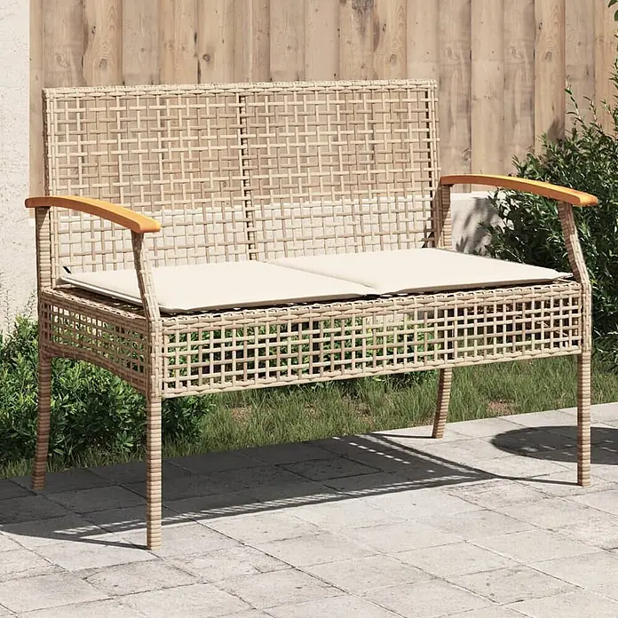 Furnicato Gartenbank - Beige - Eine hellbeige geflochtene Gartenbank für zwei Personen mit Holzarmlehnen und hellen Kissen auf einer gepflasterten Terrasse.