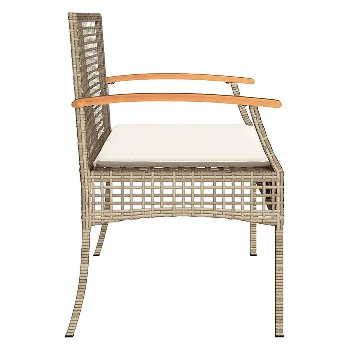 Furnicato Gartenbank - Beige - Beiger Korbsessel mit hellen Holzarmlehnen und einem weißen Sitzkissen, von der Seite gesehen.
