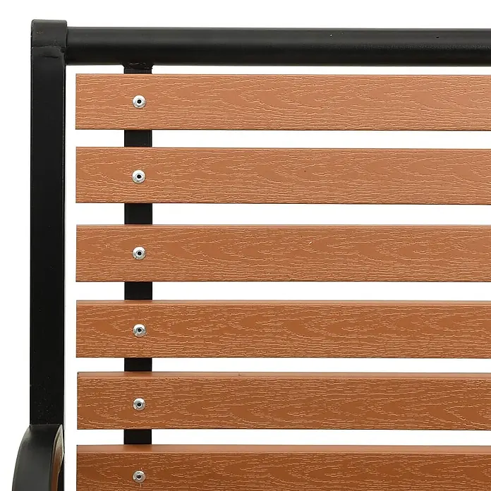 Furnicato Gartenbank WPC - B x T x H: 116 x 59 x 81 cm, Braun - Braune, holzmaserierte Latten, vermutlich von einer Bank oder einem Zaun, mit silbernen Befestigungen an einem schwarzen Metallrahmen.