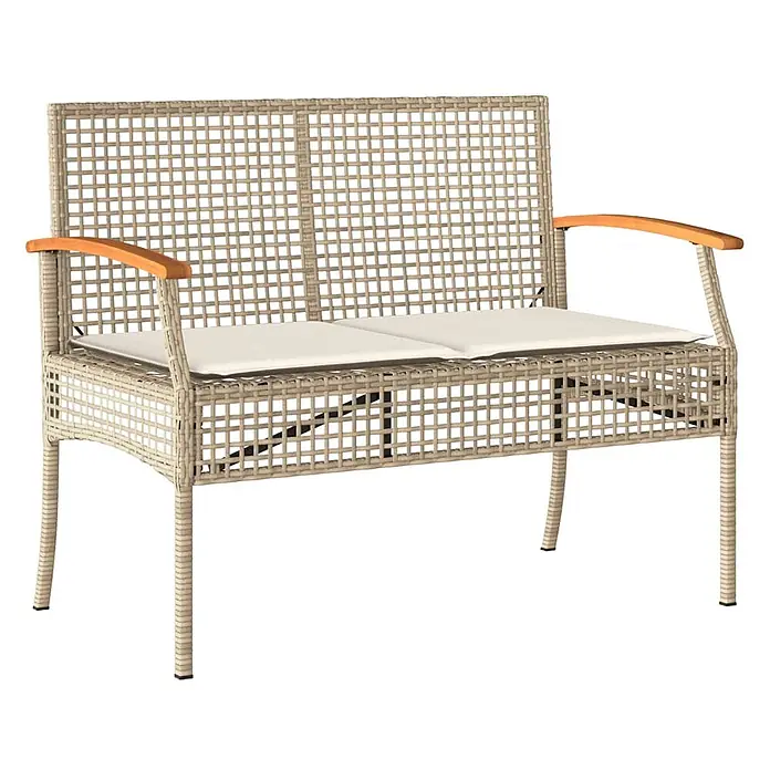 Furnicato Gartenbank - Beige - Beige geflochtene Zweisitzer-Gartenbank aus Rattan mit Holzarmlehnen und weißen Kissen.