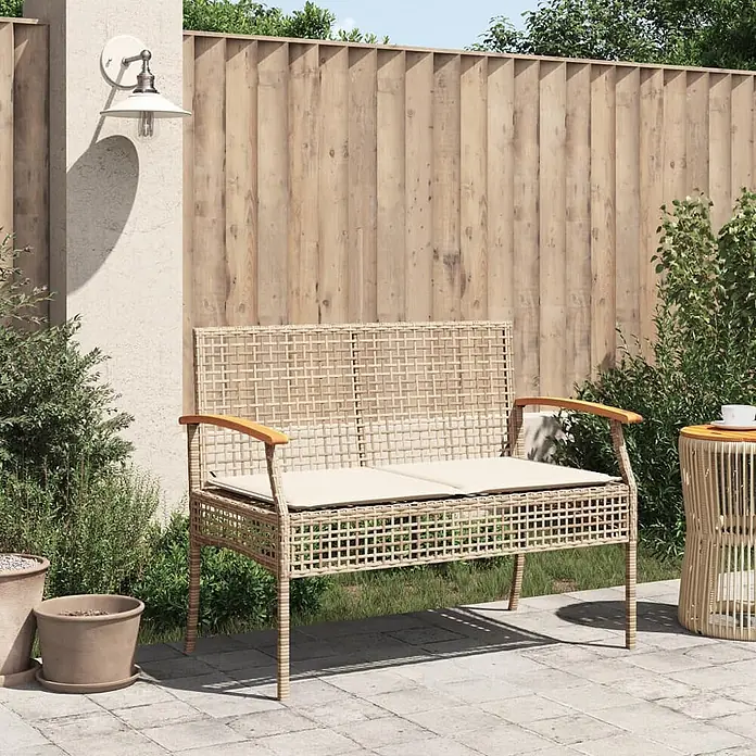 Furnicato Gartenbank - Beige - Helle braune Rattan-Optik Zweisitzer-Gartenbank mit beigen Kissen und Holzarmlehnen auf einer Terrasse.