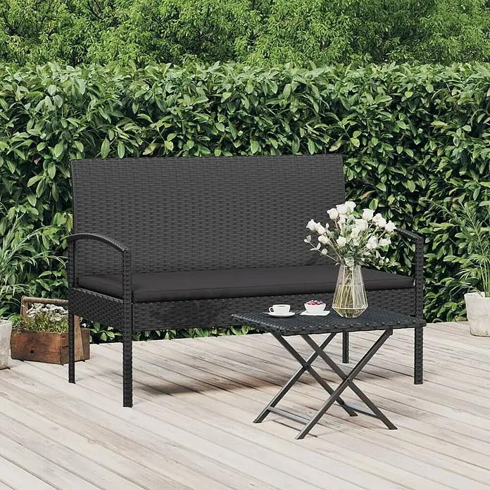 Furnicato Gartenbank - Schwarz - Schwarze Rattan-Gartenbank mit dunklen Kissen und passendem Klapptisch auf einer Holzterrasse.