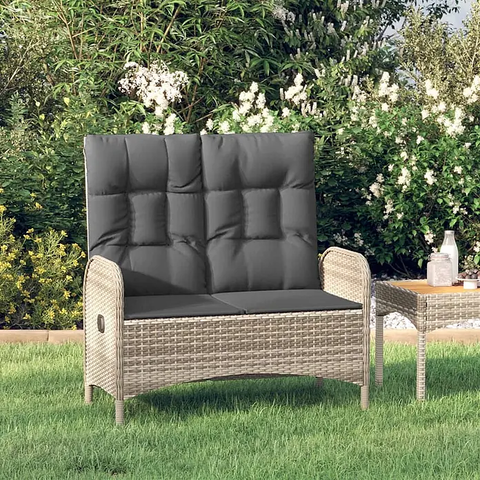 Furnicato Gartenbank - Grau - Zweisitzer-Gartensofa aus hellem Rattan mit dunkelgrauen Kissen.
