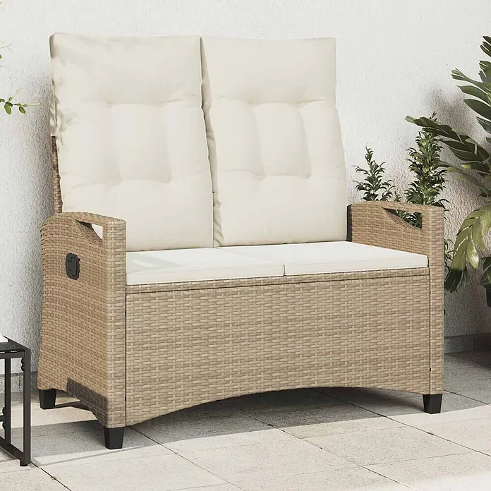 Furnicato Gartenbank pulverbeschichtet - B x T x H: 60 x 105 x 112 cm, Beige und Creme - Hellbraune Rattan-Sitzbank für zwei Personen mit Stauraum und cremefarbenen Kissen auf einer Terrasse.