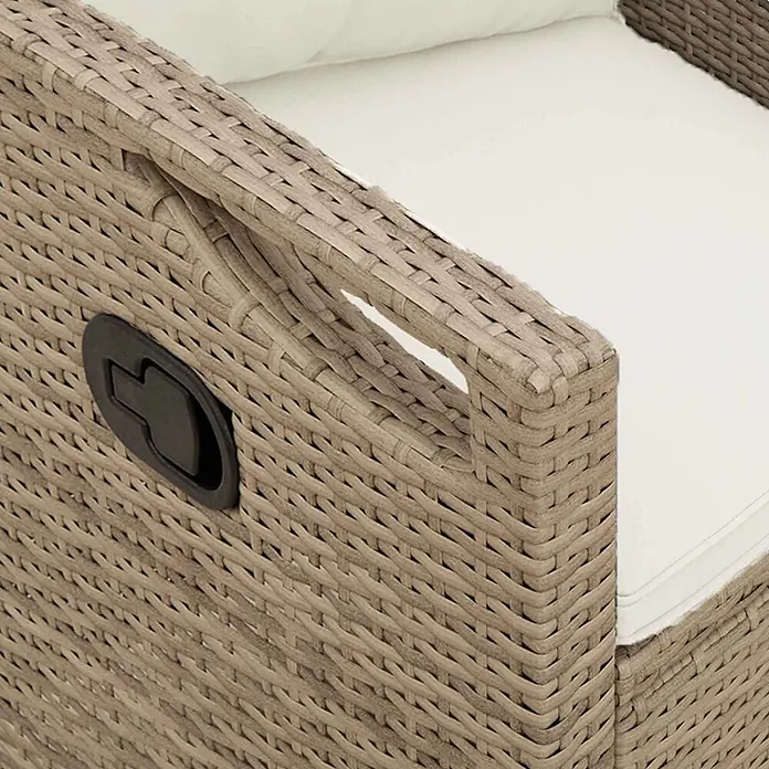 Furnicato Gartenbank pulverbeschichtet - B x T x H: 60 x 105 x 112 cm, Beige und Creme - Hellbraune geflochtene Gartenstuhl-Armlehne mit schwarzem Liegegriff und weißen Kissen.