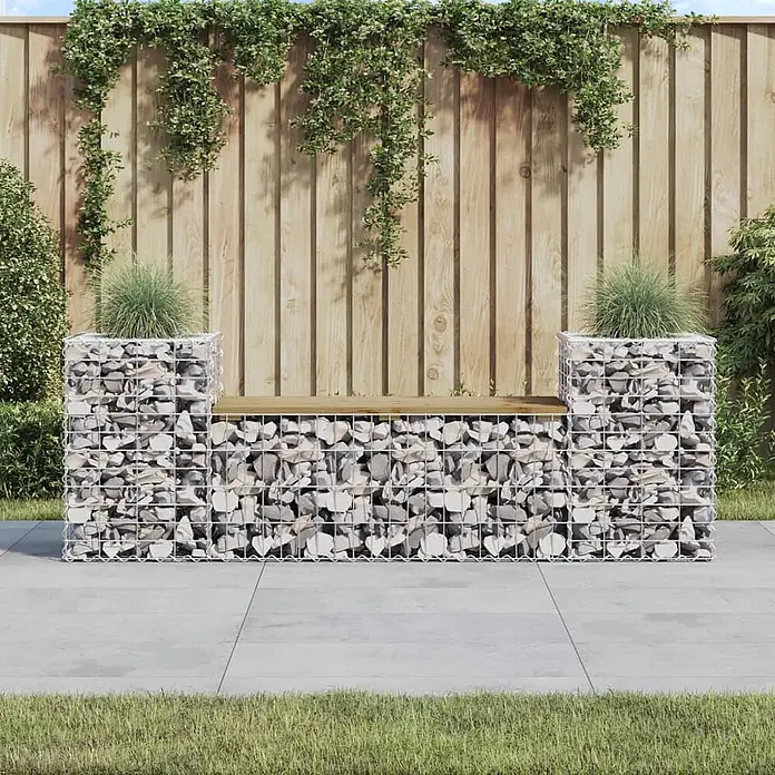 Furnicato Gartenbank Kiefernholz imprägniert - B x T x H: 183 x 41 x 60,5 cm, Dunkelbraun - Gabionenbank mit grauem Steingeflecht-Untergestell und Armlehnen, obenauf eine hellbraune Holzplatte, im Garten.