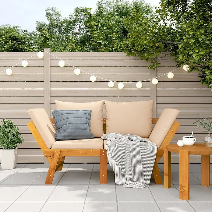 Furnicato Gartenbank Akazien-Massivholz geölt - B x T x H: 205 x 74 x 66 cm, Beige - Outdoor-Holzsofa mit beigen Kissen und passendem Beistelltisch auf einer Terrasse, ideal zum Entspannen.