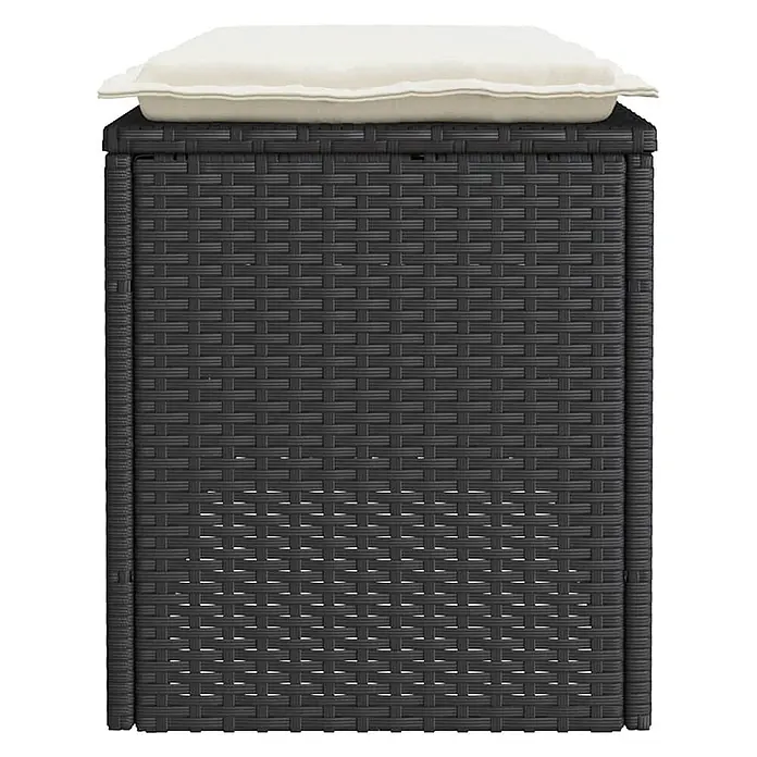 Furnicato Gartenbank - B x T x H: 110 x 40 x 44 cm, Schwarz - Dunkelgraue Rattan-Aufbewahrungs-Ottomane mit cremefarbenem Kissen.