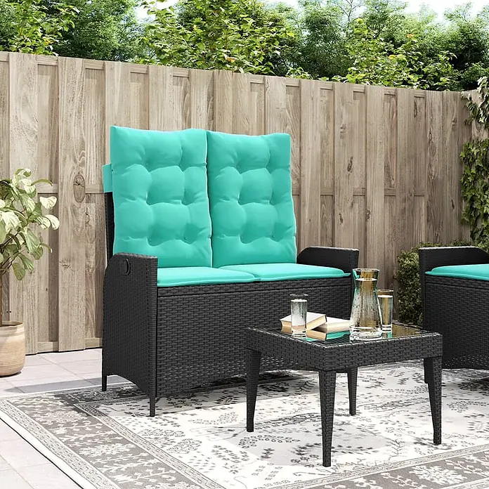 Furnicato Gartenbank PE-Rattan - B x T x H: 104 x 86 x 83 cm, Schwarz - Schwarze Rattan-Gartenbank mit türkisen Kissen und passendem Beistelltisch auf einem Terrassenteppich.
