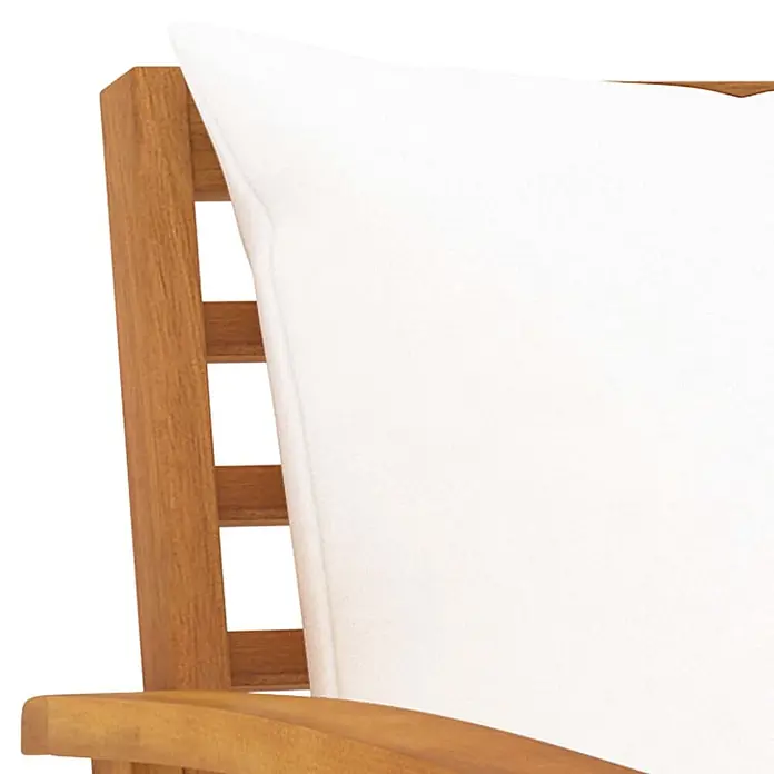 Furnicato Gartenbank - Creme - Nahaufnahme einer Holzstuhl-Rückenlehne und Armlehne mit weißem Kissen.