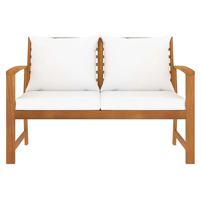 Furnicato Gartenbank - Creme - Braune Holz-Gartenbank mit zwei weißen Sitzkissen und zwei weißen Rückenkissen.