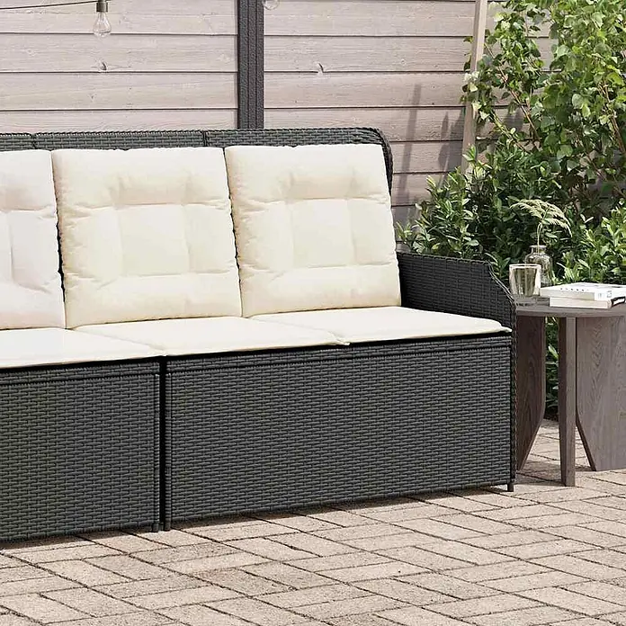 Furnicato Gartenbank PE-Rattan - B x T x H: 110 x 95 x 85 cm, Schwarz - Dunkelgraues Rattan-Gartensofa mit cremefarbenen Kissen auf einer Terrasse.